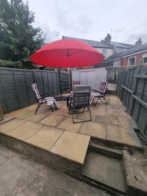 Cheerful 3-Bedroom House Brierley Hill Εξωτερικό φωτογραφία
