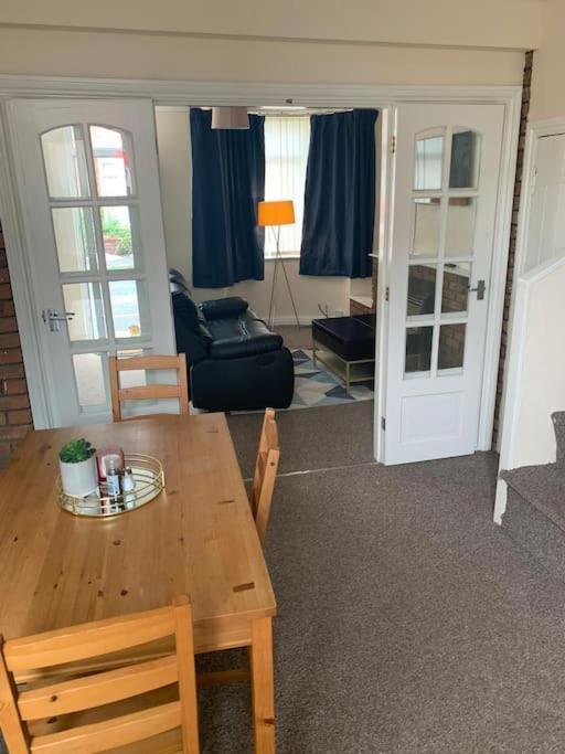 Cheerful 3-Bedroom House Brierley Hill Εξωτερικό φωτογραφία