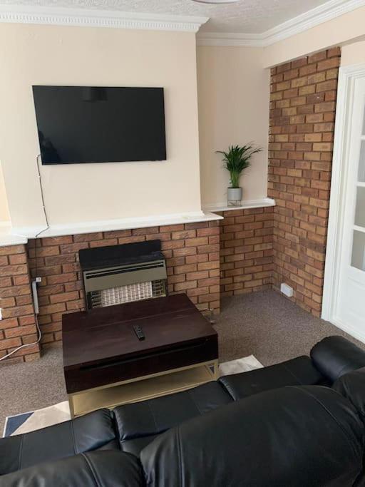 Cheerful 3-Bedroom House Brierley Hill Εξωτερικό φωτογραφία